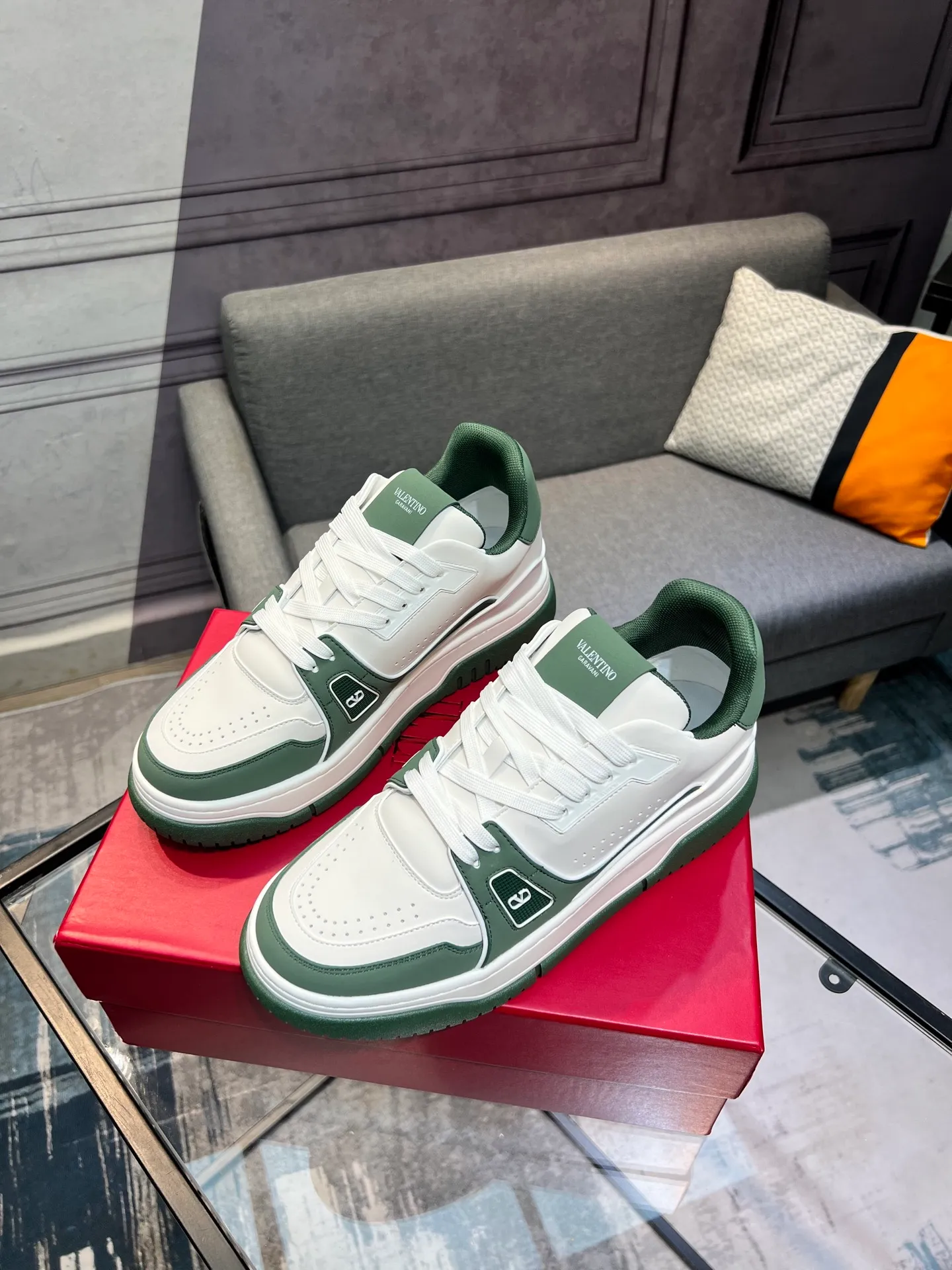 Men's Men's Shoes 💰660 Valentino 2023 early autumn new star shoes are now online! Wang Hedi and Ren Jialun have been worn by many celebrities. Who can refuse the same couple shoes as Wang Hedi! The design of Stars Stab My Heart is cool and spicy. The material of the shoes is cowhide, and every color is beautiful! Size 35-40, men’s size 39-44 (women’s 41, men’s 38, 45🉑️customized)